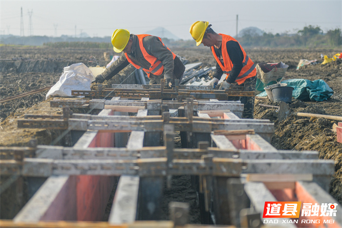 2026年1月6日，施工人员在湖南省永州市道县营江街道濂西村高标准农田建设现场施工。时下，道县加紧推进高标准农田建设，通过平整土地、改造田块、修建机耕道和水渠等，改善农田灌溉及耕种条件，促进农业增效、农民增收。