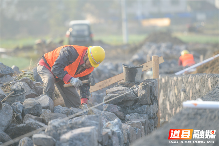 2026年1月6日，施工人员在湖南省永州市道县营江街道濂西村高标准农田建设现场施工。时下，道县加紧推进高标准农田建设，通过平整土地、改造田块、修建机耕道和水渠等，改善农田灌溉及耕种条件，促进农业增效、农民增收。