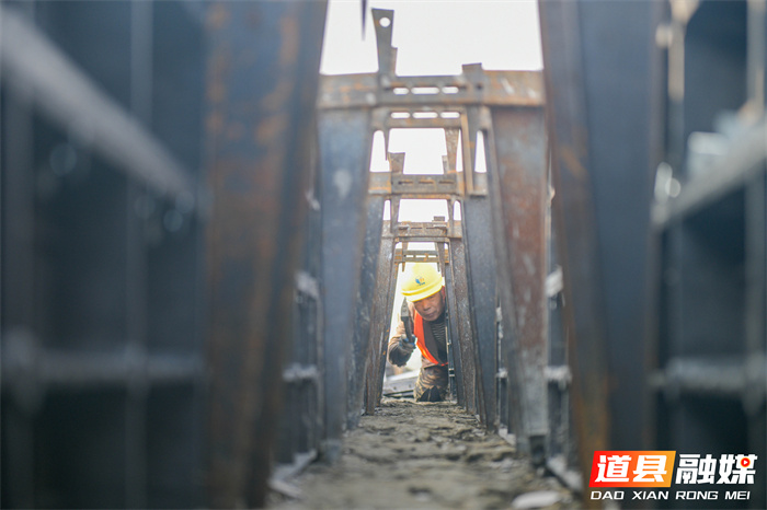 2026年1月6日,施工人员在湖南省永州市道县营江街道濂西村高标准农田建设现场施工。时下,道县加紧推进高标准农田建设,通过平整土地、改造田块、修建机耕道和水渠等,改善农田灌溉及耕种条件,促进农业增效、农民增收。