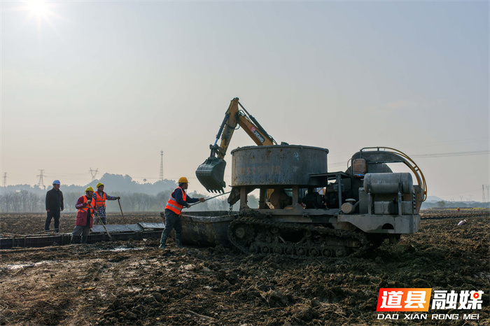 2026年1月6日，施工人员在湖南省永州市道县营江街道濂西村高标准农田建设现场施工。时下，道县加紧推进高标准农田建设，通过平整土地、改造田块、修建机耕道和水渠等，改善农田灌溉及耕种条件，促进农业增效、农民增收。