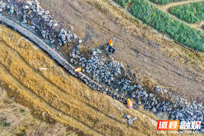 2026年1月6日，施工人员在湖南省永州市道县营江街道濂西村高标准农田建设现场施工。时下，道县加紧推进高标准农田建设，通过平整土地、改造田块、修建机耕道和水渠等，改善农田灌溉及耕种条件，促进农业增效、农民增收。