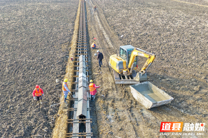2026年1月6日，施工人员在湖南省永州市道县营江街道濂西村高标准农田建设现场施工。时下，道县加紧推进高标准农田建设，通过平整土地、改造田块、修建机耕道和水渠等，改善农田灌溉及耕种条件，促进农业增效、农民增收。