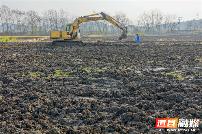 2026年1月6日，施工人员在湖南省永州市道县营江街道濂西村高标准农田建设现场施工。时下，道县加紧推进高标准农田建设，通过平整土地、改造田块、修建机耕道和水渠等，改善农田灌溉及耕种条件，促进农业增效、农民增收。