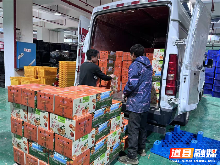 0108“广告牌狂飙”燃起跨省情谊 永州道县千里送橙 答谢苏鄂球迷深情厚谊01_副本1.jpg