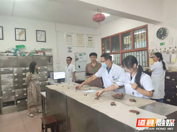 1001道县中医医院开展国庆节前药品安全专项巡查行动02_副本.png