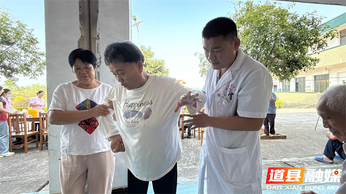1017医疗服务提升年︱道县中医医院团委：青春敬老迎重阳 健康同行暖夕阳04_副本1.png