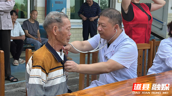 1017医疗服务提升年︱道县中医医院团委：青春敬老迎重阳 健康同行暖夕阳02_副本1.png