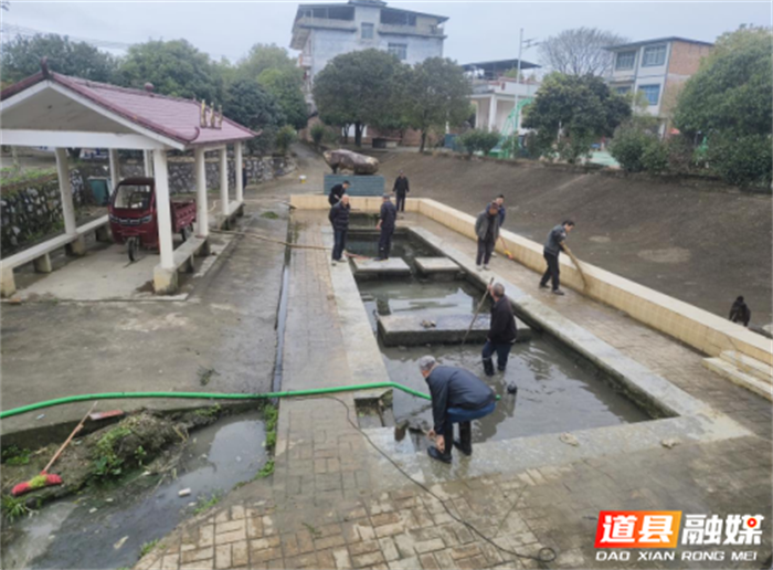 0228道县营江街道：清淤消杀护水源 井水清澈迎春耕01_副本.png