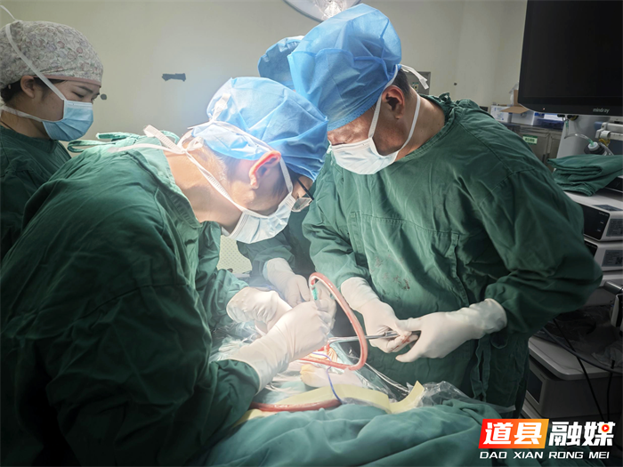 0317道县：97岁超高龄危重症老人顺利闯过高风险手术关，家属赠锦旗致谢！02_副本.png