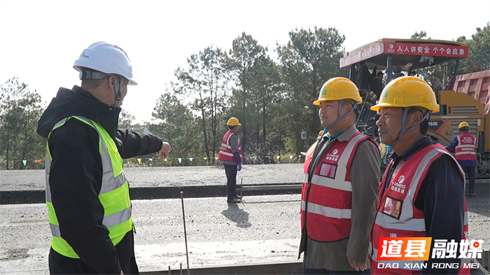 0319湖南道县：&nbsp;机械轰鸣施工忙 零道高速道县段抢抓工期保年底通车 (1)_副本1.jpg