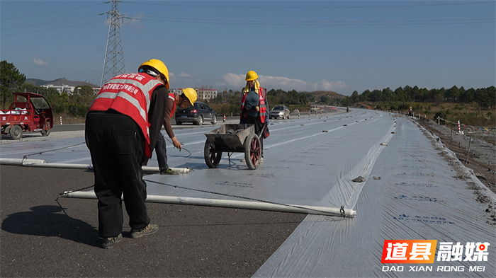 0319湖南道县：&nbsp;机械轰鸣施工忙 零道高速道县段抢抓工期保年底通车 (3)_副本1.jpg