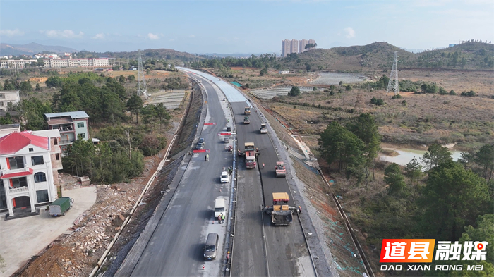0319湖南道县：&nbsp;机械轰鸣施工忙 零道高速道县段抢抓工期保年底通车 (4)_副本1.jpg