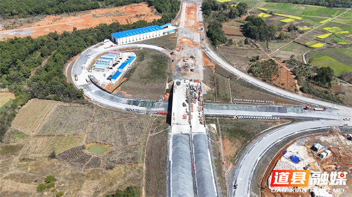 0319湖南道县：&nbsp;机械轰鸣施工忙 零道高速道县段抢抓工期保年底通车 (6)_副本1.jpg