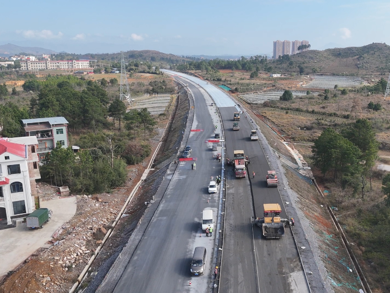 道县：机械轰鸣施工忙 零道高速道县段抢抓工期保年底通车