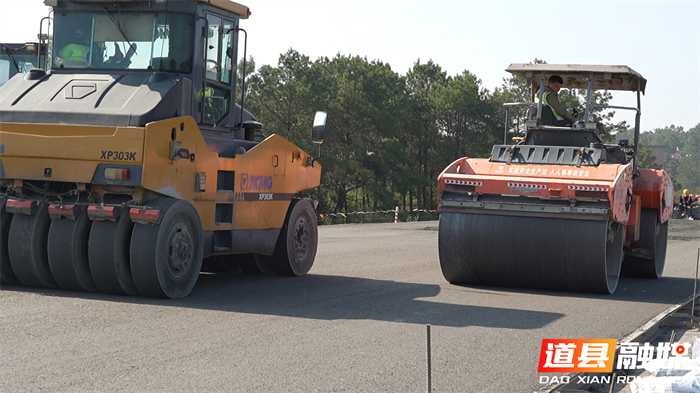 0319湖南道县：&nbsp;机械轰鸣施工忙 零道高速道县段抢抓工期保年底通车 (2)_副本1.jpg