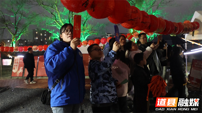 0302道县:“龙船广场”元宵灯会启幕 鼓声灯影间尽享非遗年味 (3)_副本1.jpg 0302道县:“龙船广场”元宵灯会启幕 鼓声灯影间尽享非遗年味 (3)_副本1.jpg