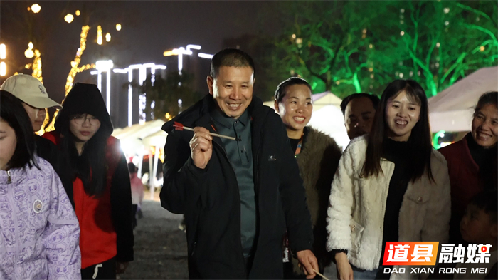 0302道县:“龙船广场”元宵灯会启幕 鼓声灯影间尽享非遗年味 (7)_副本1.jpg 0302道县:“龙船广场”元宵灯会启幕 鼓声灯影间尽享非遗年味 (7)_副本1.jpg