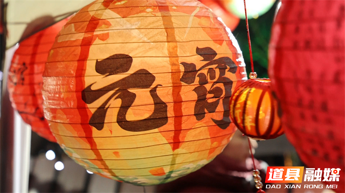 0302道县:“龙船广场”元宵灯会启幕 鼓声灯影间尽享非遗年味 (8)_副本1.jpg 0302道县:“龙船广场”元宵灯会启幕 鼓声灯影间尽享非遗年味 (8)_副本1.jpg