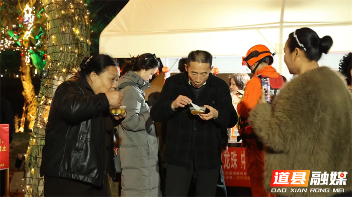 0302道县:“龙船广场”元宵灯会启幕 鼓声灯影间尽享非遗年味 (6)_副本1.jpg 0302道县:“龙船广场”元宵灯会启幕 鼓声灯影间尽享非遗年味 (6)_副本1.jpg