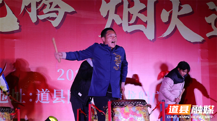 0302道县:“龙船广场”元宵灯会启幕 鼓声灯影间尽享非遗年味 (5)_副本1.jpg 0302道县:“龙船广场”元宵灯会启幕 鼓声灯影间尽享非遗年味 (5)_副本1.jpg