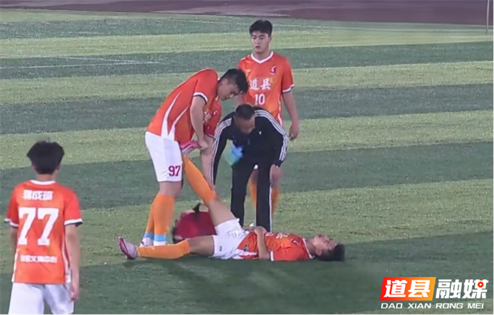 0323绿茵场上的“医”靠——道县人民医院圆满完成“永超”联赛道县赛场首场医疗保障任务02_副本.png