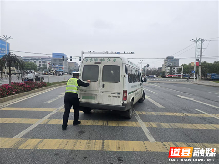 0324道县：客车路口抛锚  交警暖心推车01_副本.png