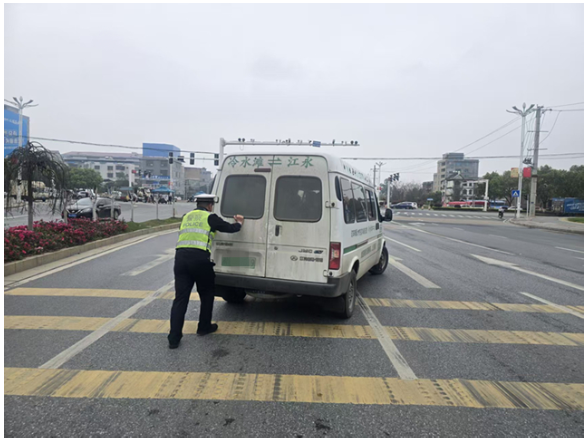 道县：客车路口抛锚  交警暖心推车