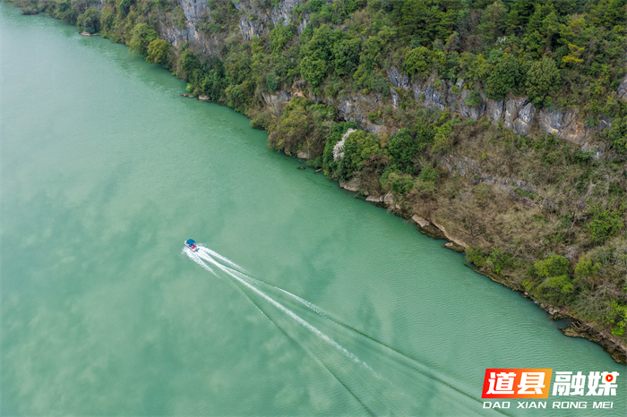 3月3日，位于道县审章塘瑶族乡的葫芦岩红色文化旅游区游人如织。游客乘游艇在碧波之上穿梭，感受“舟行碧波上，人在画中游”的诗画美景。近年来，道县立足“绿水青山就是金山银山”的发展理念，通过“农业+文化+生态+旅游”的深度融合，让好生态成为当地发展的“金饭碗”。