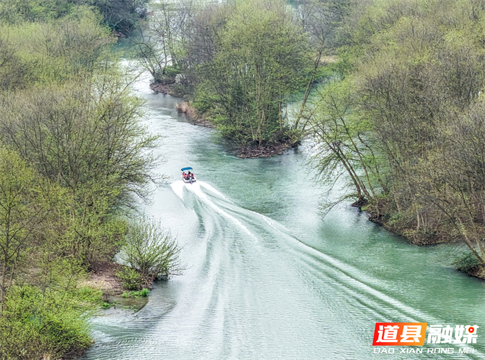 3月3日，位于道县审章塘瑶族乡的葫芦岩红色文化旅游区游人如织。游客乘游艇在碧波之上穿梭，感受“舟行碧波上，人在画中游”的诗画美景。近年来，道县立足“绿水青山就是金山银山”的发展理念，通过“农业+文化+生态+旅游”的深度融合，让好生态成为当地发展的“金饭碗”。