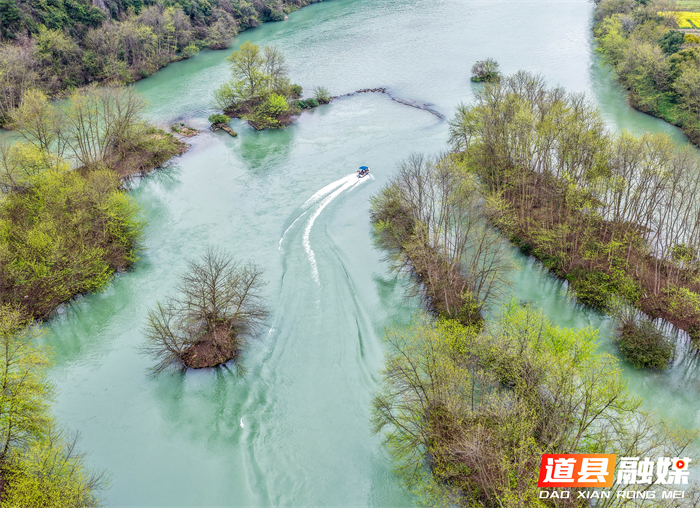 3月3日，位于道县审章塘瑶族乡的葫芦岩红色文化旅游区游人如织。游客乘游艇在碧波之上穿梭，感受“舟行碧波上，人在画中游”的诗画美景。近年来，道县立足“绿水青山就是金山银山”的发展理念，通过“农业+文化+生态+旅游”的深度融合，让好生态成为当地发展的“金饭碗”。