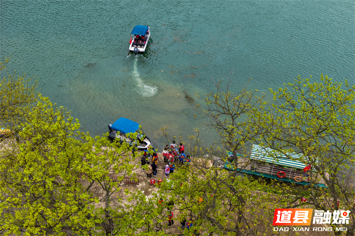 3月3日，位于道县审章塘瑶族乡的葫芦岩红色文化旅游区游人如织。游客乘游艇在碧波之上穿梭，感受“舟行碧波上，人在画中游”的诗画美景。近年来，道县立足“绿水青山就是金山银山”的发展理念，通过“农业+文化+生态+旅游”的深度融合，让好生态成为当地发展的“金饭碗”。