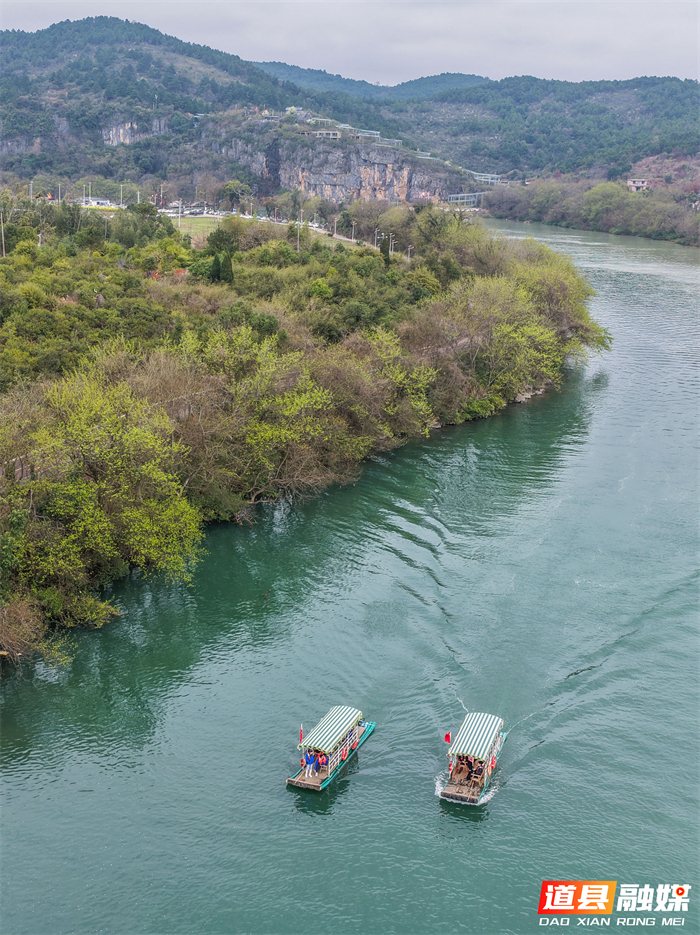 3月3日，位于道县审章塘瑶族乡的葫芦岩红色文化旅游区游人如织。游客乘游艇在碧波之上穿梭，感受“舟行碧波上，人在画中游”的诗画美景。近年来，道县立足“绿水青山就是金山银山”的发展理念，通过“农业+文化+生态+旅游”的深度融合，让好生态成为当地发展的“金饭碗”。