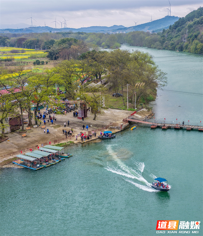 3月3日，位于道县审章塘瑶族乡的葫芦岩红色文化旅游区游人如织。游客乘游艇在碧波之上穿梭，感受“舟行碧波上，人在画中游”的诗画美景。近年来，道县立足“绿水青山就是金山银山”的发展理念，通过“农业+文化+生态+旅游”的深度融合，让好生态成为当地发展的“金饭碗”。