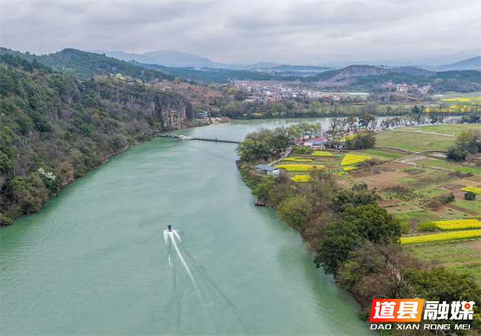 3月3日，位于道县审章塘瑶族乡的葫芦岩红色文化旅游区游人如织。游客乘游艇在碧波之上穿梭，感受“舟行碧波上，人在画中游”的诗画美景。近年来，道县立足“绿水青山就是金山银山”的发展理念，通过“农业+文化+生态+旅游”的深度融合，让好生态成为当地发展的“金饭碗”。