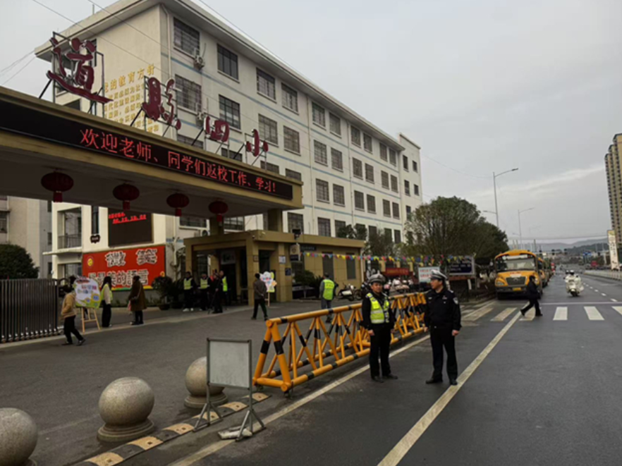 道县：交警开启护学模式护航开学季