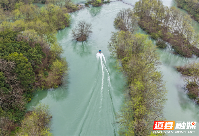 3月3日，位于道县审章塘瑶族乡的葫芦岩红色文化旅游区游人如织。游客乘游艇在碧波之上穿梭，感受“舟行碧波上，人在画中游”的诗画美景。近年来，道县立足“绿水青山就是金山银山”的发展理念，通过“农业+文化+生态+旅游”的深度融合，让好生态成为当地发展的“金饭碗”。