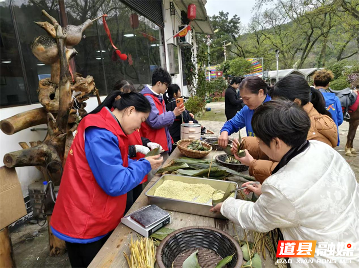 0304道县：志愿红点亮元宵夜 雷锋情温暖瑶乡寨02_副本.png