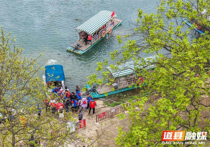 3月3日，位于道县审章塘瑶族乡的葫芦岩红色文化旅游区游人如织。游客乘游艇在碧波之上穿梭，感受“舟行碧波上，人在画中游”的诗画美景。近年来，道县立足“绿水青山就是金山银山”的发展理念，通过“农业+文化+生态+旅游”的深度融合，让好生态成为当地发展的“金饭碗”。