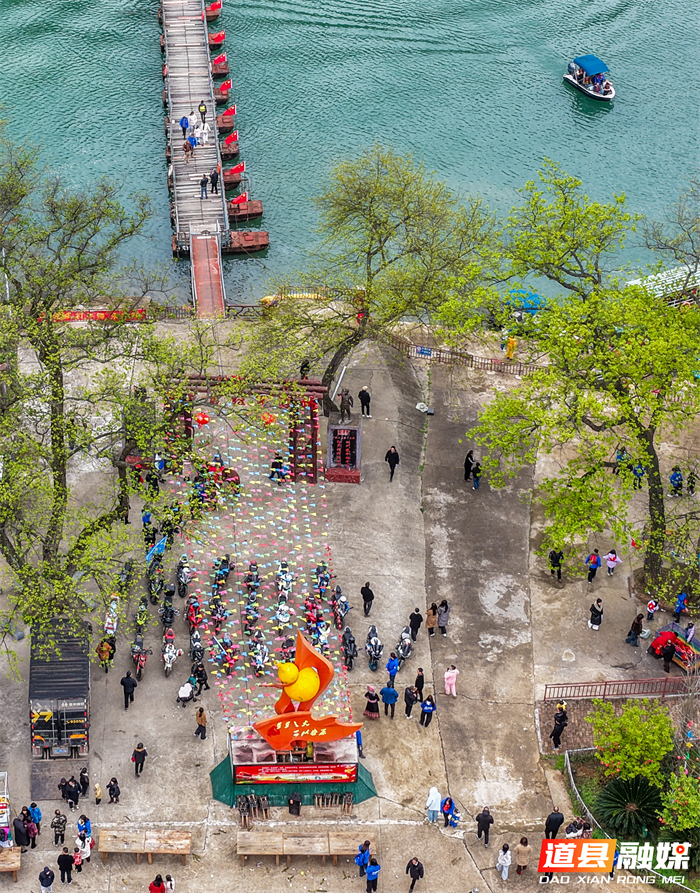 3月3日，位于道县审章塘瑶族乡的葫芦岩红色文化旅游区游人如织。游客乘游艇在碧波之上穿梭，感受“舟行碧波上，人在画中游”的诗画美景。近年来，道县立足“绿水青山就是金山银山”的发展理念，通过“农业+文化+生态+旅游”的深度融合，让好生态成为当地发展的“金饭碗”。