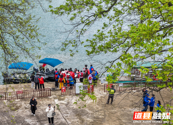 3月3日，位于道县审章塘瑶族乡的葫芦岩红色文化旅游区游人如织。游客乘游艇在碧波之上穿梭，感受“舟行碧波上，人在画中游”的诗画美景。近年来，道县立足“绿水青山就是金山银山”的发展理念，通过“农业+文化+生态+旅游”的深度融合，让好生态成为当地发展的“金饭碗”。