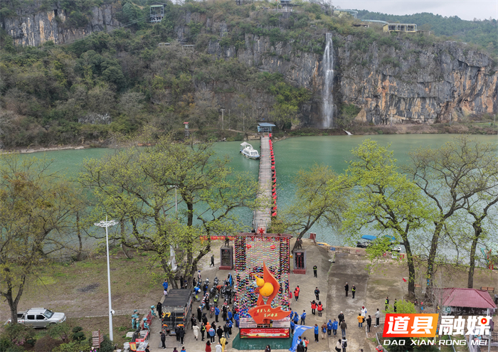 3月3日，位于道县审章塘瑶族乡的葫芦岩红色文化旅游区游人如织。游客乘游艇在碧波之上穿梭，感受“舟行碧波上，人在画中游”的诗画美景。近年来，道县立足“绿水青山就是金山银山”的发展理念，通过“农业+文化+生态+旅游”的深度融合，让好生态成为当地发展的“金饭碗”。