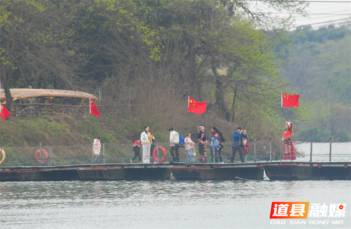 3月3日，位于道县审章塘瑶族乡的葫芦岩红色文化旅游区游人如织。游客乘游艇在碧波之上穿梭，感受“舟行碧波上，人在画中游”的诗画美景。近年来，道县立足“绿水青山就是金山银山”的发展理念，通过“农业+文化+生态+旅游”的深度融合，让好生态成为当地发展的“金饭碗”。