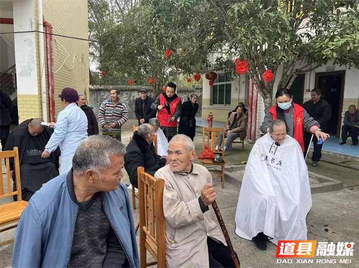 0305道县：“红马甲”走进敬老院 爱的接力让晚年更幸福03_副本.png