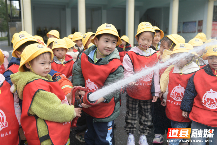 ​3月4日，道县消防救援大队特别邀请幼儿园的小朋友们走进营区，开展别开生面的“开学第一课”安全教育主题活动。活动现场，孩子们在消防救援人员的悉心指导下，亲身体验了消防水枪的操作。除了消防水枪体验，消防员们还向小朋友们生动讲解了消防安全知识，并展示了绳索攀爬等专业技能。这次沉浸式体验活动通过直观、互动的方式，让小朋友们在欢乐的氛围中学习消防安全知识，增强了他们的安全意识和应急避险能力，为新学期筑牢安全第一道防线。