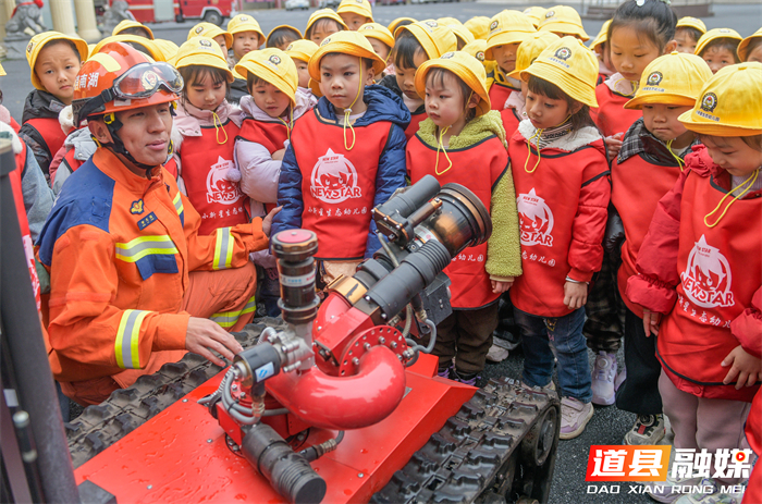 ​3月4日，道县消防救援大队特别邀请幼儿园的小朋友们走进营区，开展别开生面的“开学第一课”安全教育主题活动。活动现场，孩子们在消防救援人员的悉心指导下，亲身体验了消防水枪的操作。除了消防水枪体验，消防员们还向小朋友们生动讲解了消防安全知识，并展示了绳索攀爬等专业技能。这次沉浸式体验活动通过直观、互动的方式，让小朋友们在欢乐的氛围中学习消防安全知识，增强了他们的安全意识和应急避险能力，为新学期筑牢安全第一道防线。