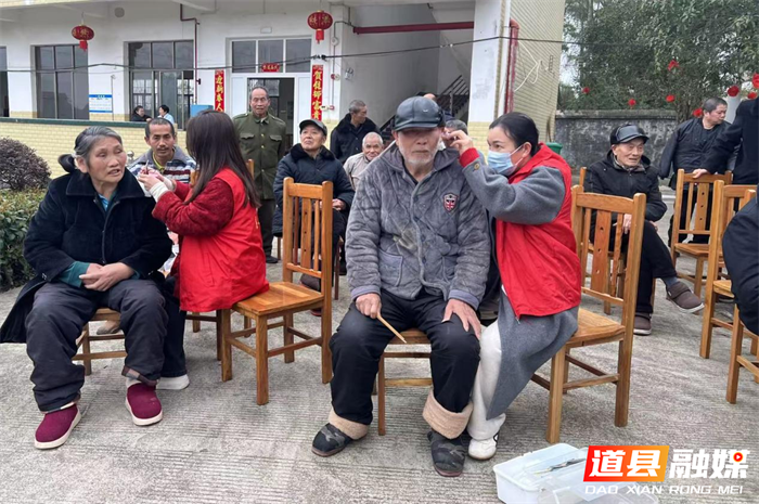 0305道县：“红马甲”走进敬老院 爱的接力让晚年更幸福02_副本.png