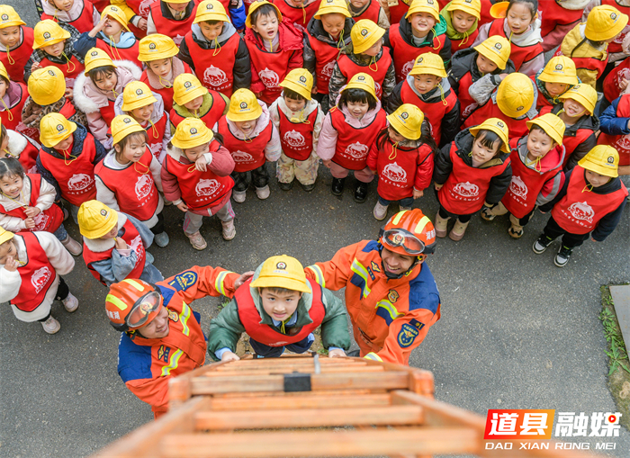 ​3月4日，道县消防救援大队特别邀请幼儿园的小朋友们走进营区，开展别开生面的“开学第一课”安全教育主题活动。活动现场，孩子们在消防救援人员的悉心指导下，亲身体验了消防水枪的操作。除了消防水枪体验，消防员们还向小朋友们生动讲解了消防安全知识，并展示了绳索攀爬等专业技能。这次沉浸式体验活动通过直观、互动的方式，让小朋友们在欢乐的氛围中学习消防安全知识，增强了他们的安全意识和应急避险能力，为新学期筑牢安全第一道防线。