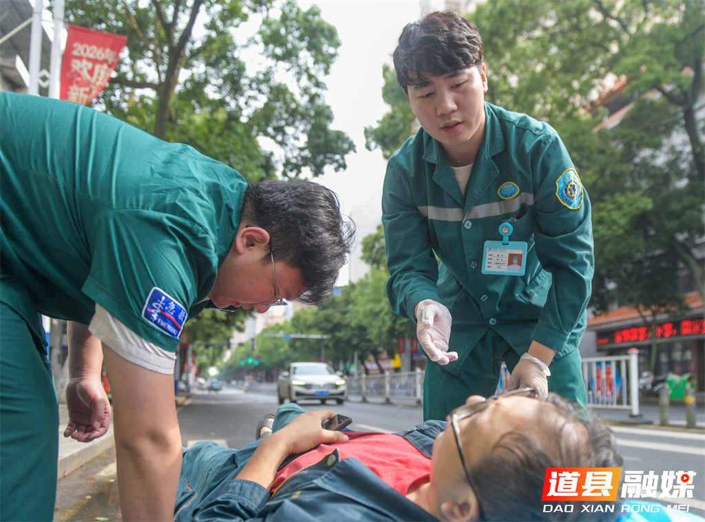 2026年5月11日，湖南省永州市道县人民医院120急救中心，护士唐宁正在急救车上逐一清点急救设备、核对药品清单，做好出诊前的最后准备。唐宁（26岁）与叶超荣（25岁）是道县人民医院的“护士夫妻档”：唐宁曾多科室轮岗，2024年支援邵阳抗疫获评“抗疫先锋”；叶超荣为妇产科护士，凭借专业与耐心成为科室业务骨干。道县人民医院有不少护士夫妻，他们是工作中的同事，也是生活中的伴侣。