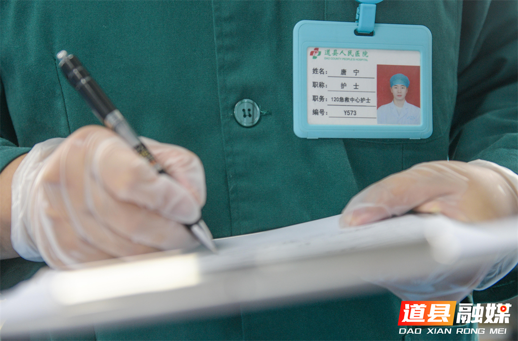 2026年5月11日，湖南省永州市道县人民医院120急救中心，护士唐宁正在急救车上逐一清点急救设备、核对药品清单，做好出诊前的最后准备。唐宁（26岁）与叶超荣（25岁）是道县人民医院的“护士夫妻档”：唐宁曾多科室轮岗，2024年支援邵阳抗疫获评“抗疫先锋”；叶超荣为妇产科护士，凭借专业与耐心成为科室业务骨干。道县人民医院有不少护士夫妻，他们是工作中的同事，也是生活中的伴侣。