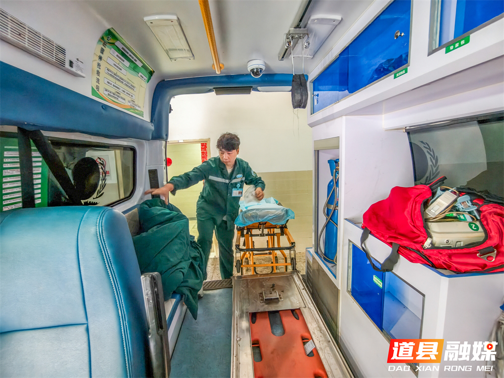 2026年5月11日，湖南省永州市道县人民医院120急救中心，护士唐宁正在急救车上逐一清点急救设备、核对药品清单，做好出诊前的最后准备。唐宁（26岁）与叶超荣（25岁）是道县人民医院的“护士夫妻档”：唐宁曾多科室轮岗，2024年支援邵阳抗疫获评“抗疫先锋”；叶超荣为妇产科护士，凭借专业与耐心成为科室业务骨干。道县人民医院有不少护士夫妻，他们是工作中的同事，也是生活中的伴侣。